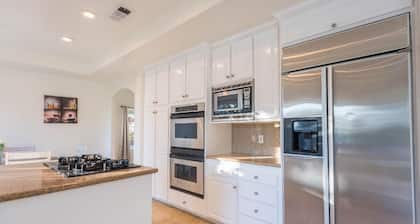 Amazing 6 bedrooms 2 Min to PCH and the beach!
