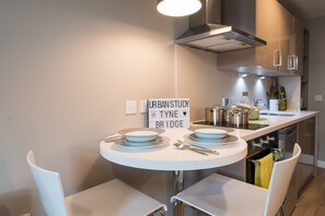 Studio | In-room dining - Modern Studio in Central Newcastle (Newcastle-upon-Tyne)