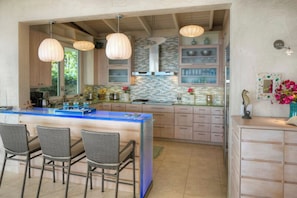 Fridge, microwave, oven, stovetop - Discover Island Girl—the ultimate stunning villa that offers breathtaking views, a refreshing pool, and luxurious air conditioning! Experience paradise like never before! (Coral Bay)