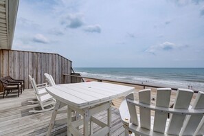 Outdoor dining - 4 Bedroom Direct Oceanfront- private hot tub (Surf City)