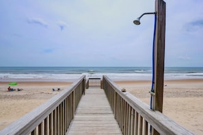 On the beach - 4 Bedroom Direct Oceanfront- private hot tub (Surf City)