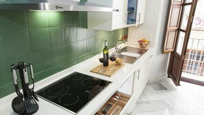 Una cocina moderna con estufa integrada, un fregadero y una ventana con vistas al exterior.