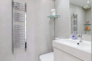 Bathtub, hair dryer - Elegant 2BD City Retreat in Earl's Court, London (London)