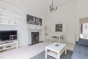 TV, offices - Elegant 2BD City Retreat in Earl's Court, London (London)