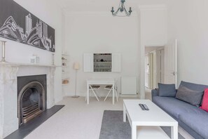 TV, offices - Elegant 2BD City Retreat in Earl's Court, London (London)