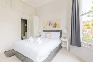 3 bedrooms, iron/ironing board, Internet, bed sheets - Elegant 2BD City Retreat in Earl's Court, London (London)