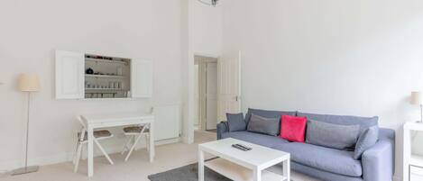 Una televisión, una oficina