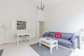 TV, offices - Elegant 2BD City Retreat in Earl's Court, London (London)