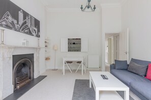Living area - Elegant 2BD City Retreat in Earl's Court, London (London)