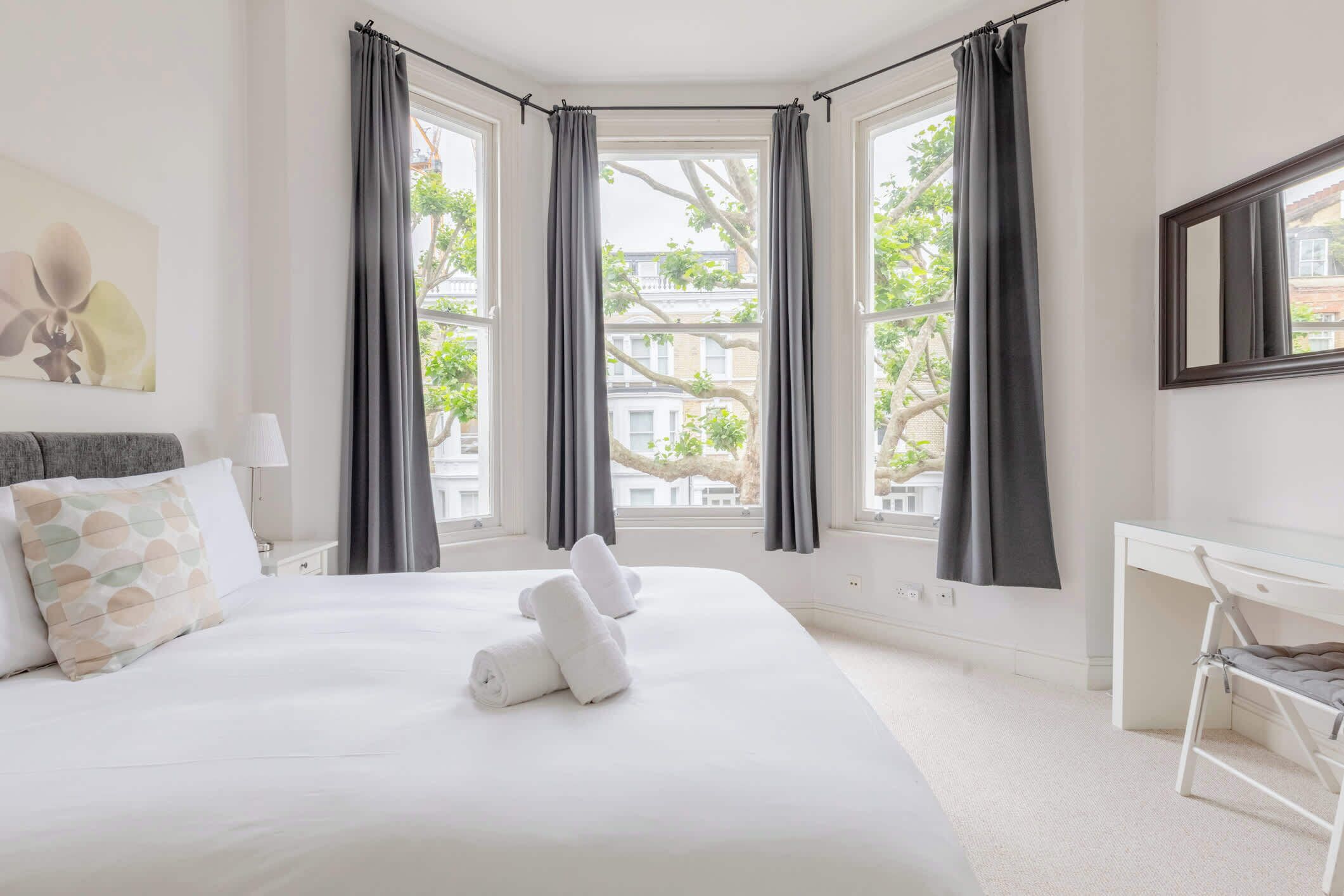 3 bedrooms, iron/ironing board, internet, bed sheets