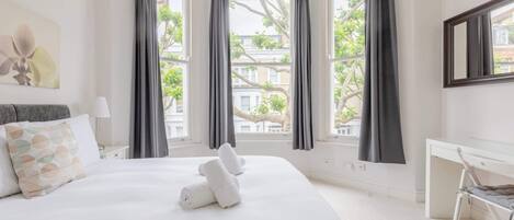 3 bedrooms, iron/ironing board, internet, bed sheets