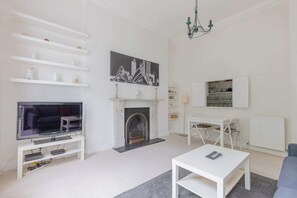 TV, offices - Elegant 2BD City Retreat in Earl's Court, London (London)