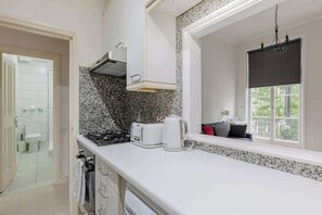 冷蔵庫、電子レンジ、オーブン、コンロ