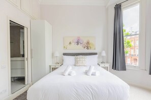 3 bedrooms, iron/ironing board, internet, bed sheets - Elegant 2BD City Retreat in Earl's Court, London (London)