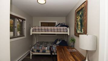 3 slaapkamers, een bureau, een strijkplank/strijkijzer, wifi