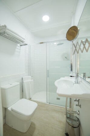 Hair dryer, towels - GR Suites Boutique Catedral AP-C (Málaga)