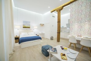 1 chambre, fer et planche à repasser