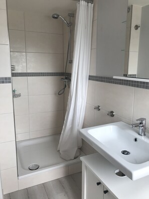 Douche, sèche-cheveux, savon, papier toilette