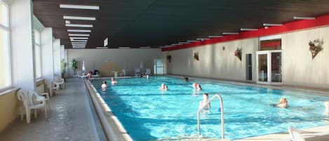 Innendørsbasseng og et oppvarmet basseng