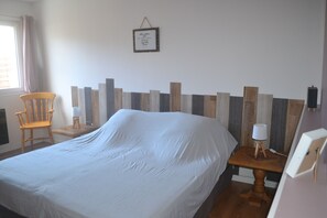 4 bedrooms, desk, iron/ironing board, travel cot