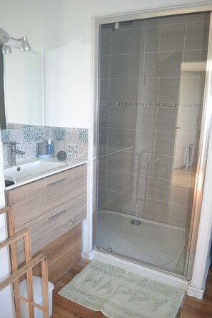 Shower, toilet paper