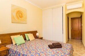 3 habitaciones, tabla de planchar con plancha, wifi y ropa de cama 