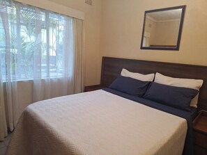 2 bedrooms, iron/ironing board, WiFi, bed sheets - Cottage Sleeps 4 with Pool (Harare)