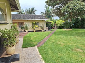 Property grounds - Cottage Sleeps 4 with Pool (Harare)