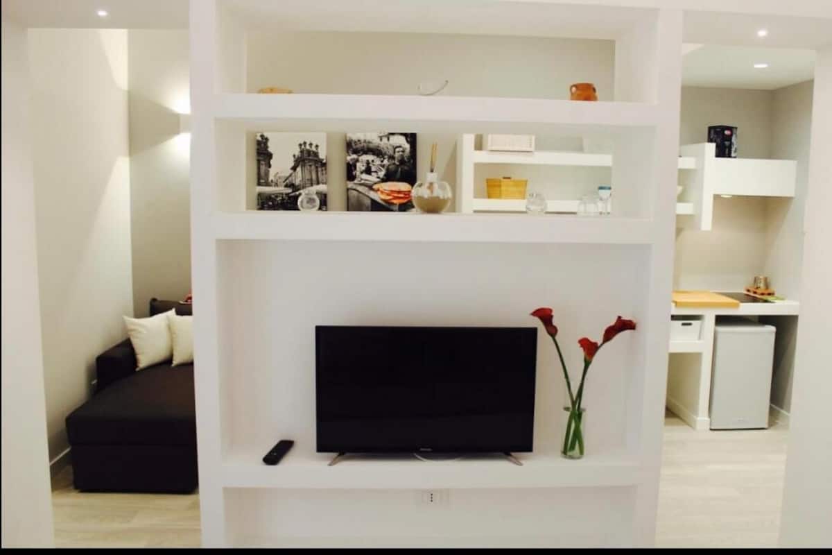 Camera Deluxe, balcone (Bordonaro) | Televisione