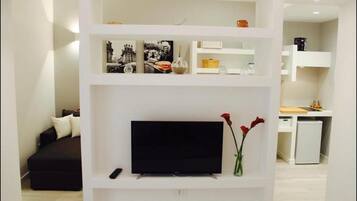 Deluxe Room, Balcony (Bordonaro) | Television