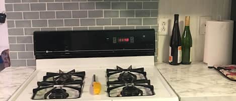 Een koelkast, een microgolfoven, een oven, een kookplaat