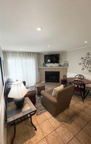 TV, fireplace