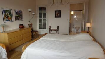 1 chambre, fer et planche Ă repasser