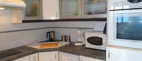 Réfrigérateur, four à micro-ondes, un four, surface de cuisson