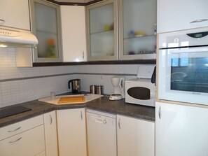 Kylskåp, mikrovågsugn, ugn och spishäll