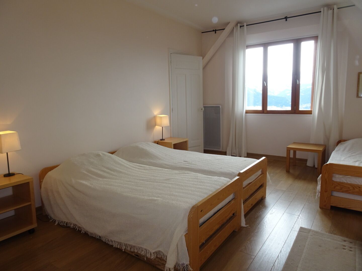 1 chambre, fer et planche à repasser