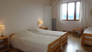 1 chambre, fer et planche Ă repasser