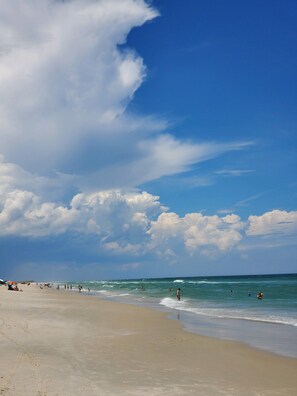 Beach nearby, sun-loungers, beach towels