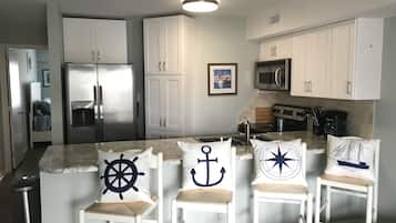 Lemari es, microwave, oven, dan kompor