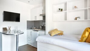 Studio | Dapur kecil pribadi | Lemari es, oven, kompor, dan ketel listrik