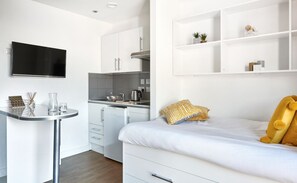 Studio | Yksityinen keittonurkkaus | Jääkaappi, uuni, liesi, vedenkeitin