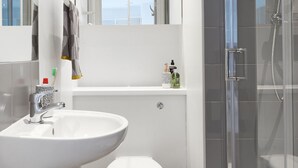 Studio | Kamar mandi | Shower, pengering rambut,  dan handuk