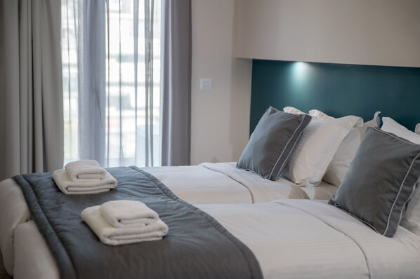 Ropa de cama de alta calidad y caja de seguridad en la habitación 