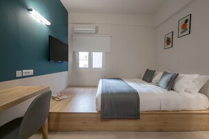Ropa de cama de alta calidad, caja fuerte, escritorio y cortinas opacas