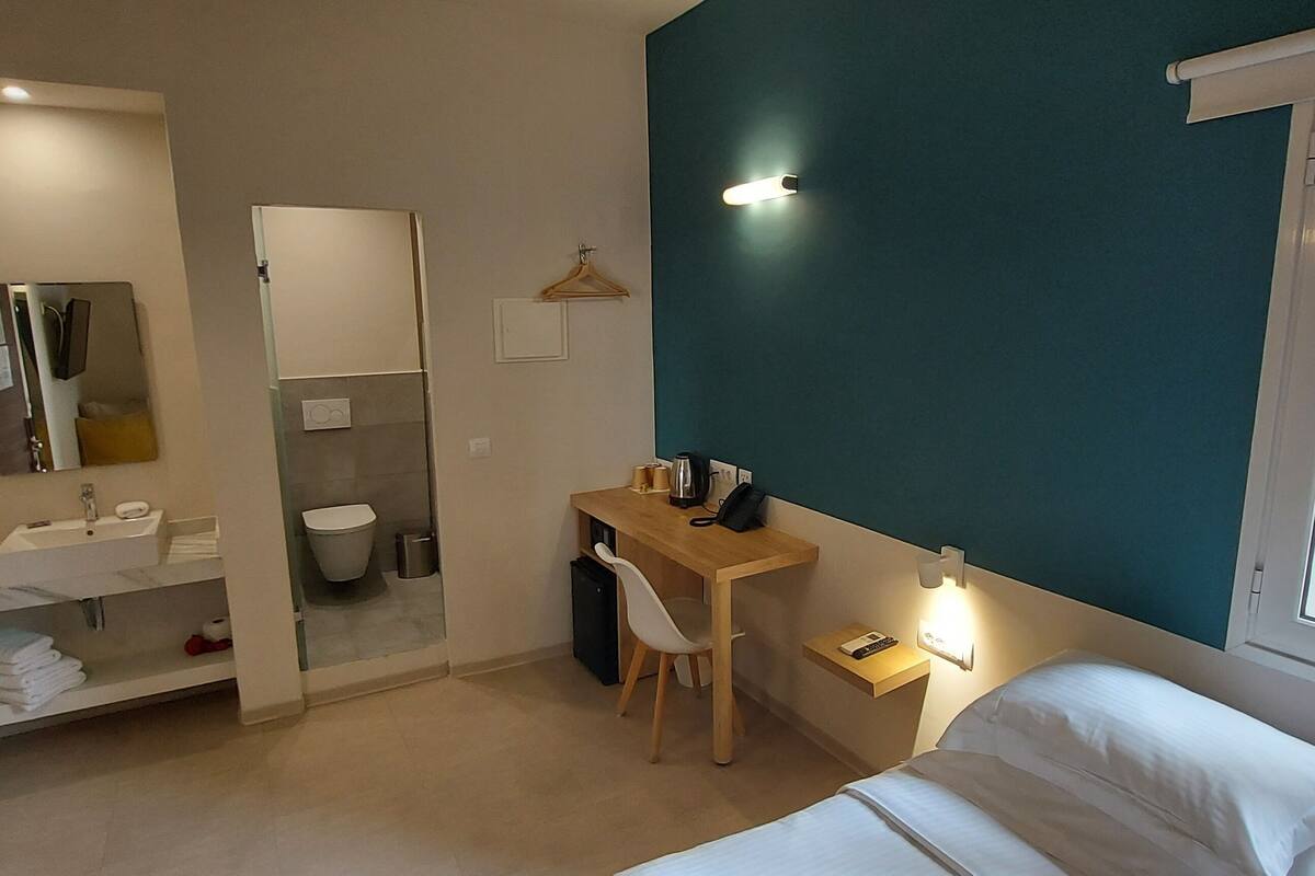 Kamar Double Deluks (Lifestyle) | Seprai premium, brankas, meja kerja, dan tirai kedap cahaya
