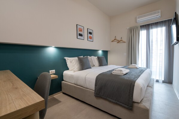 أغطية فراش متميزة وخزنة داخل الغرفة ومكتب وستائر تعتيم