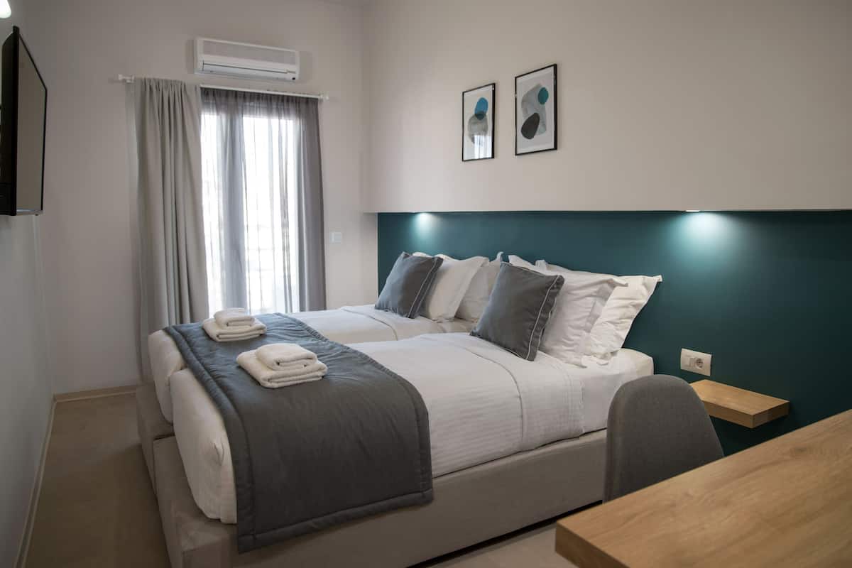 Ropa de cama de alta calidad y caja de seguridad en la habitación