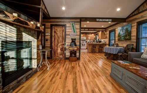 The Oakley House | Quaint, Cabin-Themed Home in Asheville | Close to the Biltmore Estate