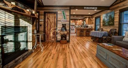 The Oakley House | Quaint, Cabin-Themed Home in Asheville | Close to the Biltmore Estate
