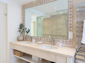Badewanne, Haartrockner, Shampoo